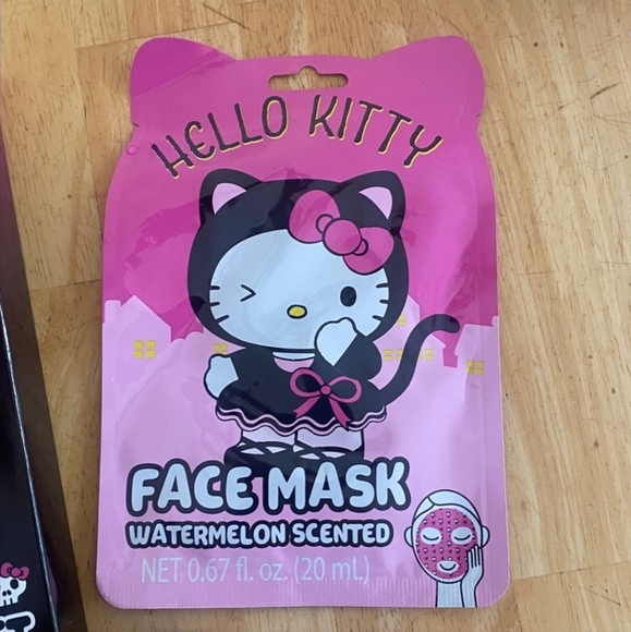 Hello Kitty Pink Cosmetic Brush Set - Picture 3 of 5